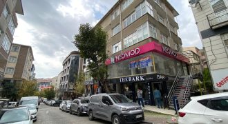 25 Metre Cepheli, Cam Vitrinli, Köşe Konumda Lüks Mağaza